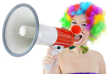 Clown schreit und ruft in Megaphon