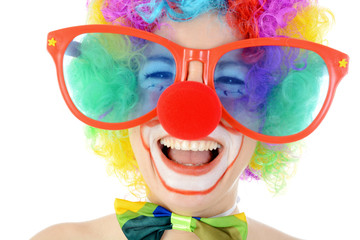 Clown mit großer Brille lacht laut