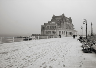 Obraz premium Snowing on the shore at the Black Sea