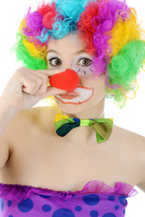 Clown drückt rote Nase zusammen