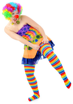 Clown zieht bunte Ringelstr&uuml;mpfe an