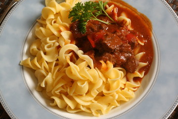Gulasch mit Nudeln
