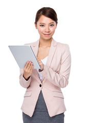Businesswoman use of tablet
