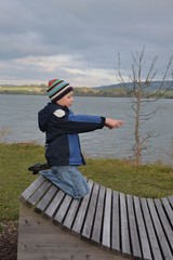 Kind entdeckt die Natur am See