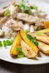 Sojarahmgeschnetzeltes mit Kartoffelspalten