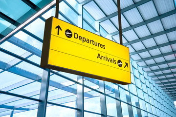 Obraz premium Airport Departure and Arrival sign at Heathrow, London