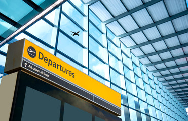 Naklejka premium Znak odlotów i przylotów na lotnisku Heathrow w Londynie