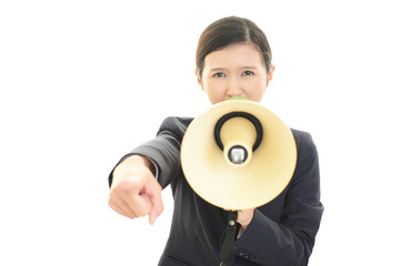 拡声器を持つ女性