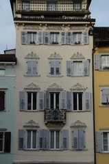palazzo con finestre