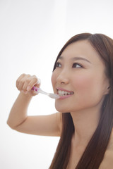 歯磨きをする女性