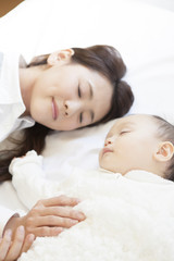 Obraz na płótnie Canvas 母親と眠る赤ちゃん