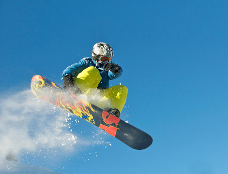 Snowboarder springt