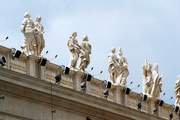 Obraz premium Sculptures on the facade of Vatican city works