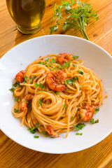 Spaghetti con gamberetti e salsa al pomodoro