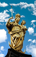 Mariensäule auf dem Marienplatz in München, Wolken, blau, Himmel