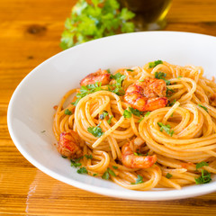 Spaghetti con gamberetti e salsa al pomodoro