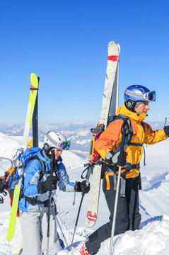 anstrengender Aufstieg mit Skiern