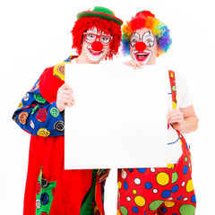 fröhliche clowns mit angebotstafel
