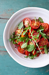 Tomato and arugula salad with flax seeds
