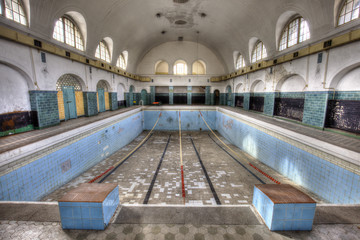Altes verlassenes Schwimmbad