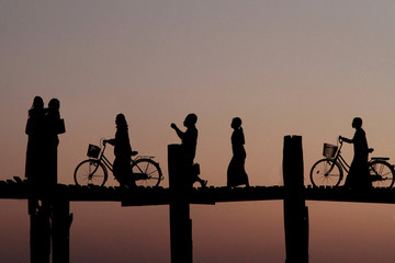 Vélos sur le pont U-Bein après le coucher du soleil