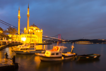 Obraz premium Ortakoy Mosque and Bosphorus Bridge in Istanbul at Dusk, Turkey