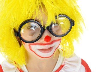 Clown mit großer Brille und Perücke