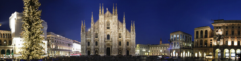 Fototapeta na wymiar Milano Piazza Duomo