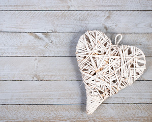 Weißes Herz auf Holz Hintergrund