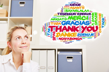 Frau im Büro denkt an Danke