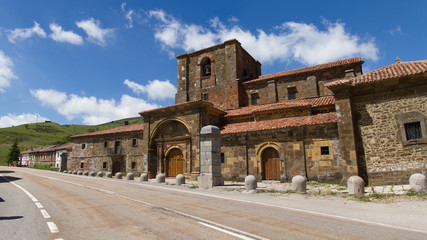 Iglesia Colegiata de Santa María de Arbas