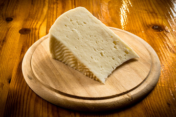 Fetta di pecorino fresco, formaggio sardo