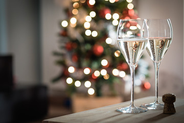 Bicchieri di spumante per un brindisi di Natale - obrazy, fototapety, plakaty