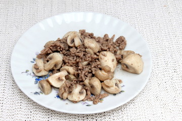 Hackfleisch mit Champignons