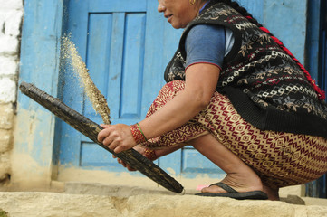 Mujer separando grano