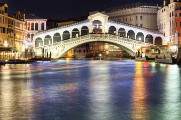 Fototapeten Rialto-Brücke in Venedig bei Nacht © stockphoto-graf