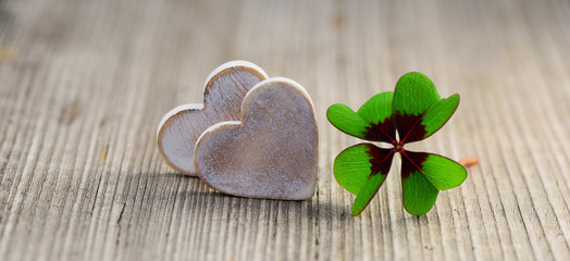 2 Herzen mit Kleeblatt