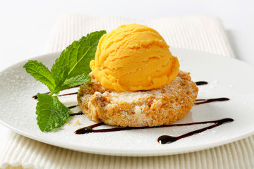 Cornmeal and almond cookie with ice cream