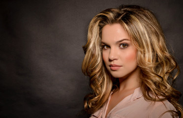Naklejka premium Blonde with a stylish haircut and styling on a dark background
