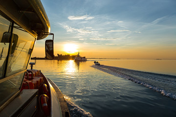 Obraz na płótnie Canvas sunset ship
