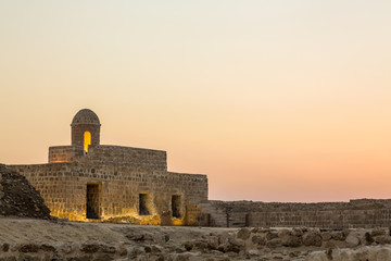 Oud fort van Bahrein in Seef bij zonsondergang