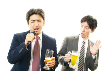カラオケを楽しむ笑顔のビジネスマン