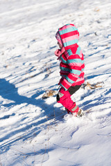 Portrait de petite fille mignonne en hiver.