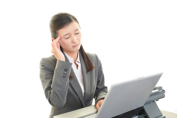 頭痛に悩むＯＬ