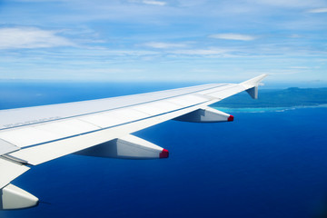 Obraz premium Airplane Heading To An Island