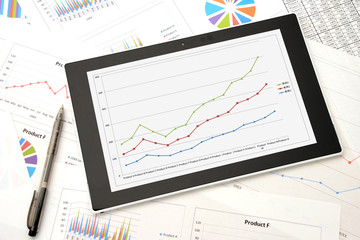 ビジネスイメージ―会議用資料とタブレット