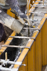 住宅の基礎工事　型枠への生コン打設