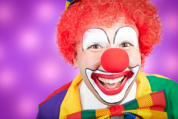 clown vor violettem hintergrund - obrazy, fototapety, plakaty