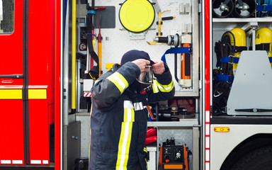 Feuerwehrmann im Einsatz mit Atemschutzmaske