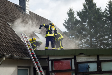 Feuerwehr Team im Brandeinsatz